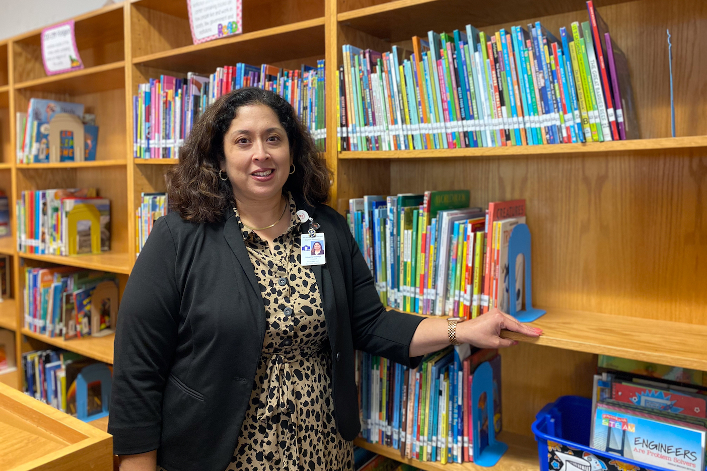 Klaudia Hidalgo in library